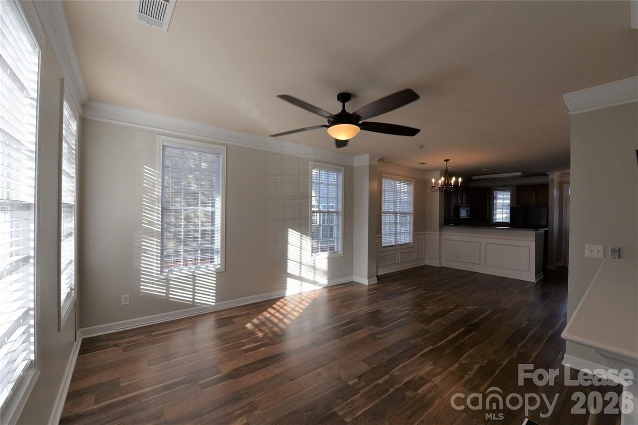 1055 Writers Way - Photo 4 of 15
