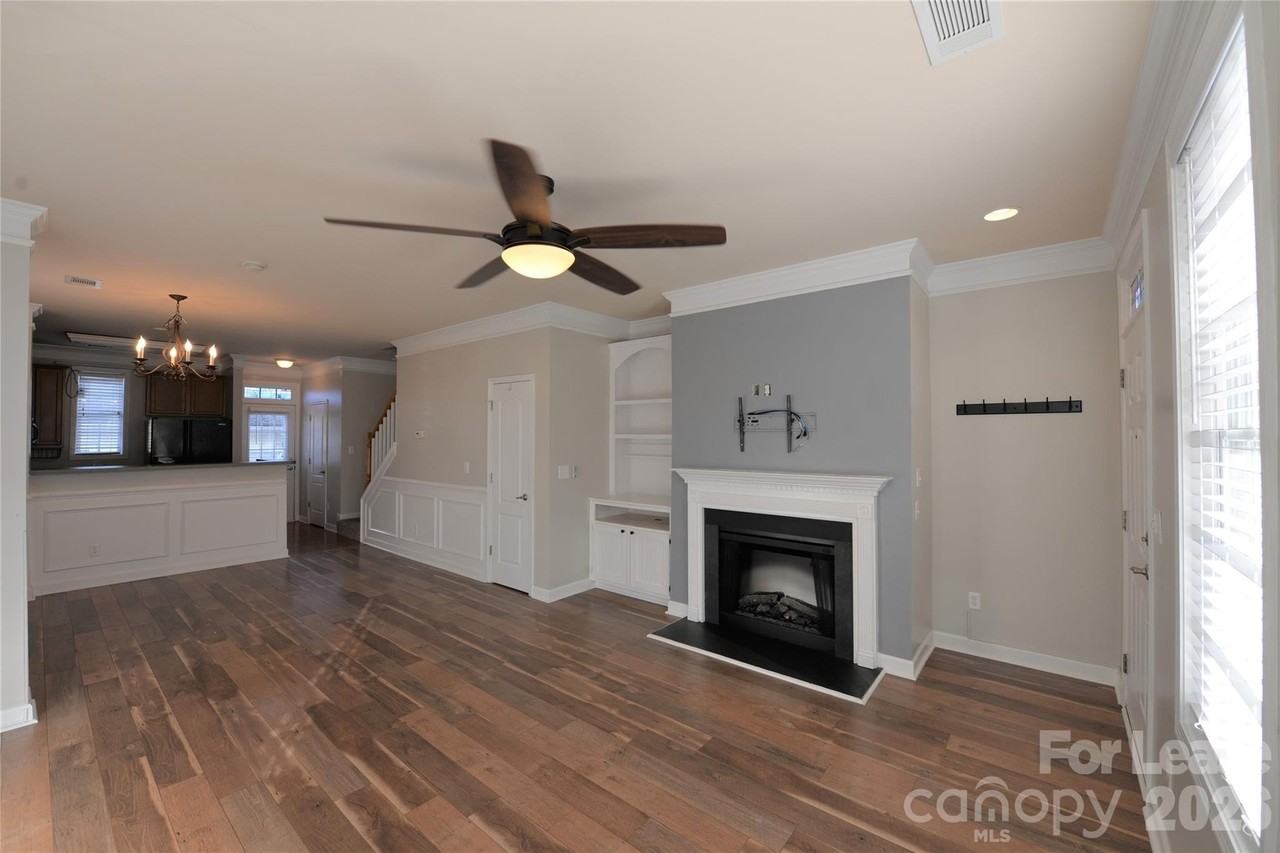 1055 Writers Way - Photo 5 of 15