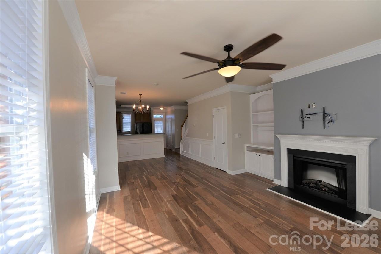1055 Writers Way - Photo 6 of 15