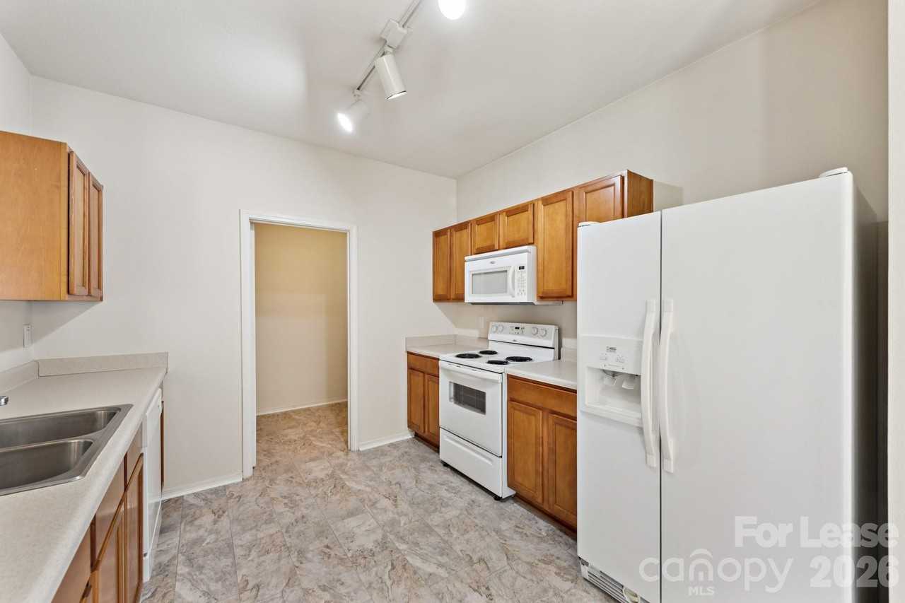 8605 Redding Glen Ave - Photo 7 of 34