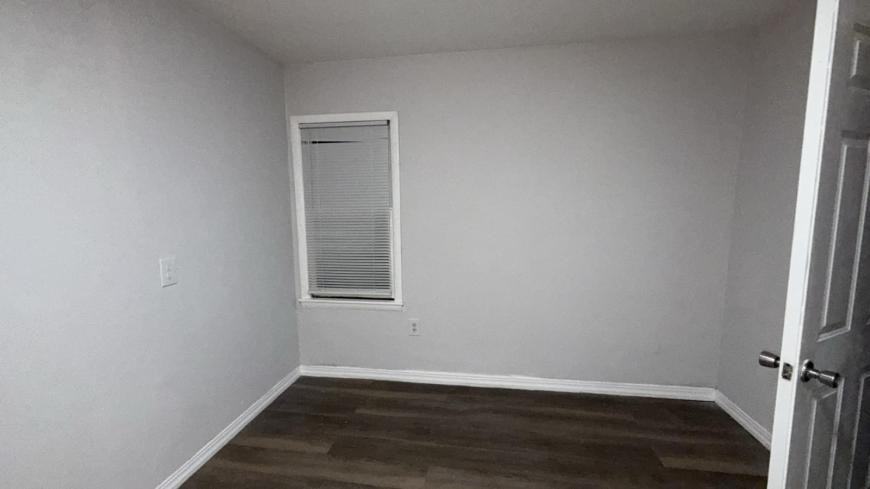 1708 W 7th St - Photo 2 of 7
