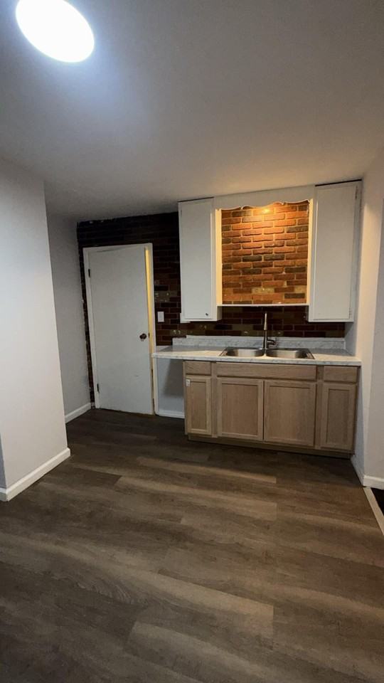 1708 W 7th St - Photo 6 of 7