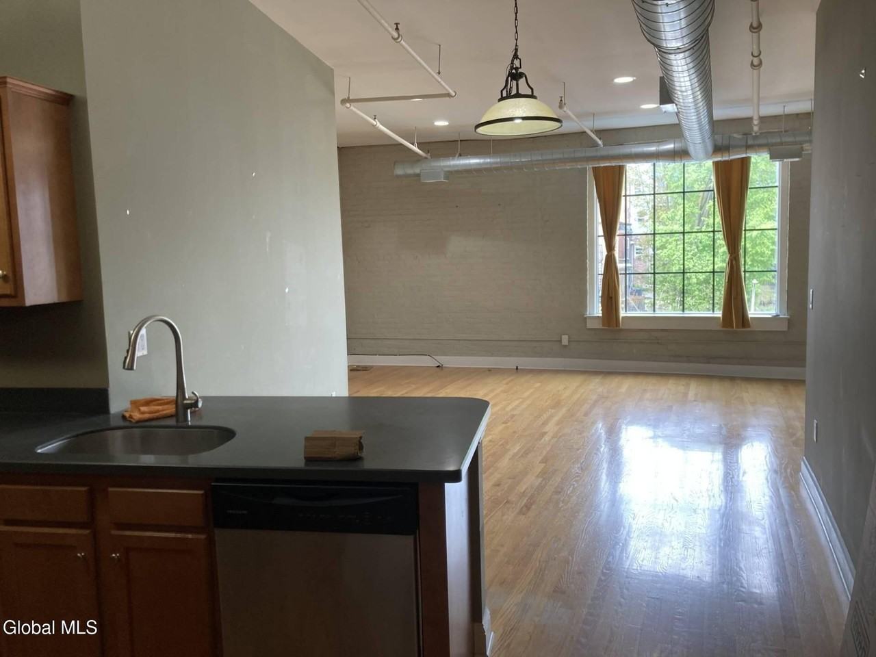 4 Sheridan Ave #5C - Photo 2 of 14