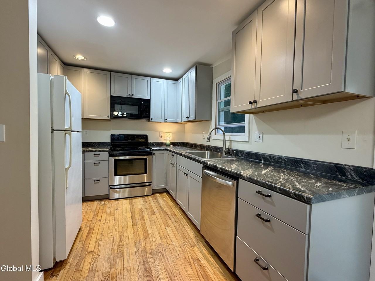 79 Locust Grove Rd - Photo 6 of 22