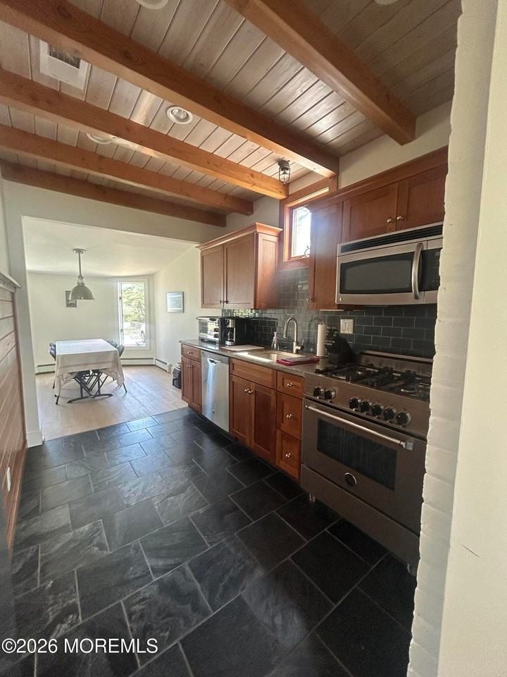 674 Ocean Ave - Photo 4 of 27