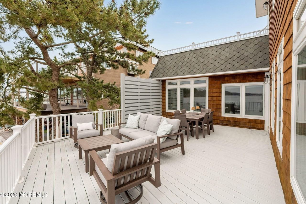 484 Ocean Ave - Photo 7 of 38