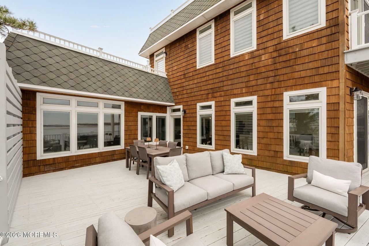484 Ocean Ave - Photo 6 of 38