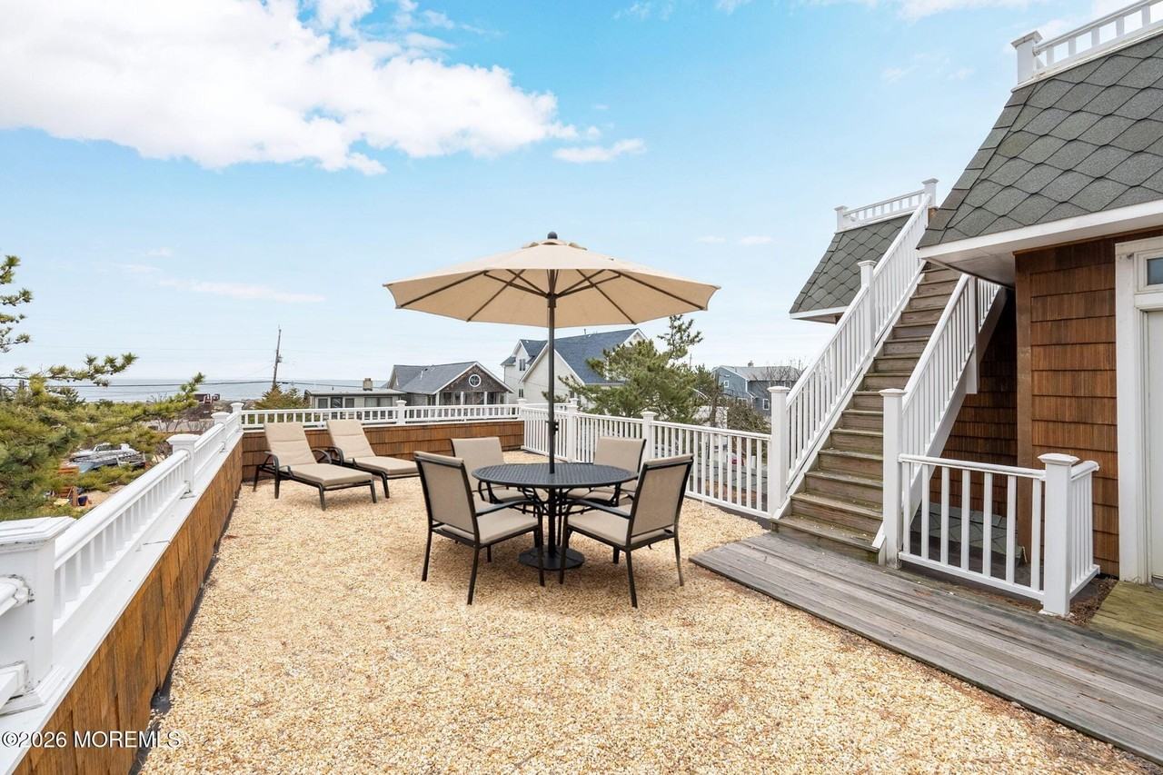 484 Ocean Ave - Photo 7 of 38