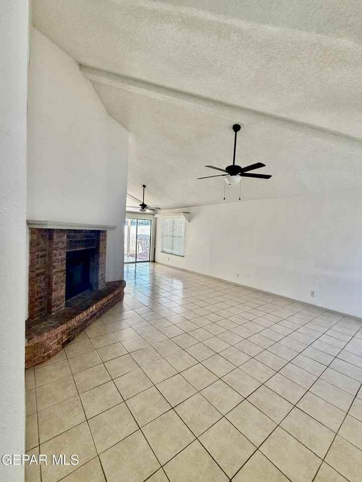 1468 Plaza Verde Dr - Photo 3 of 22