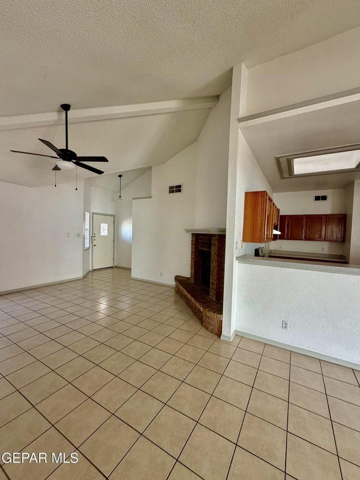1468 Plaza Verde Dr - Photo 4 of 22