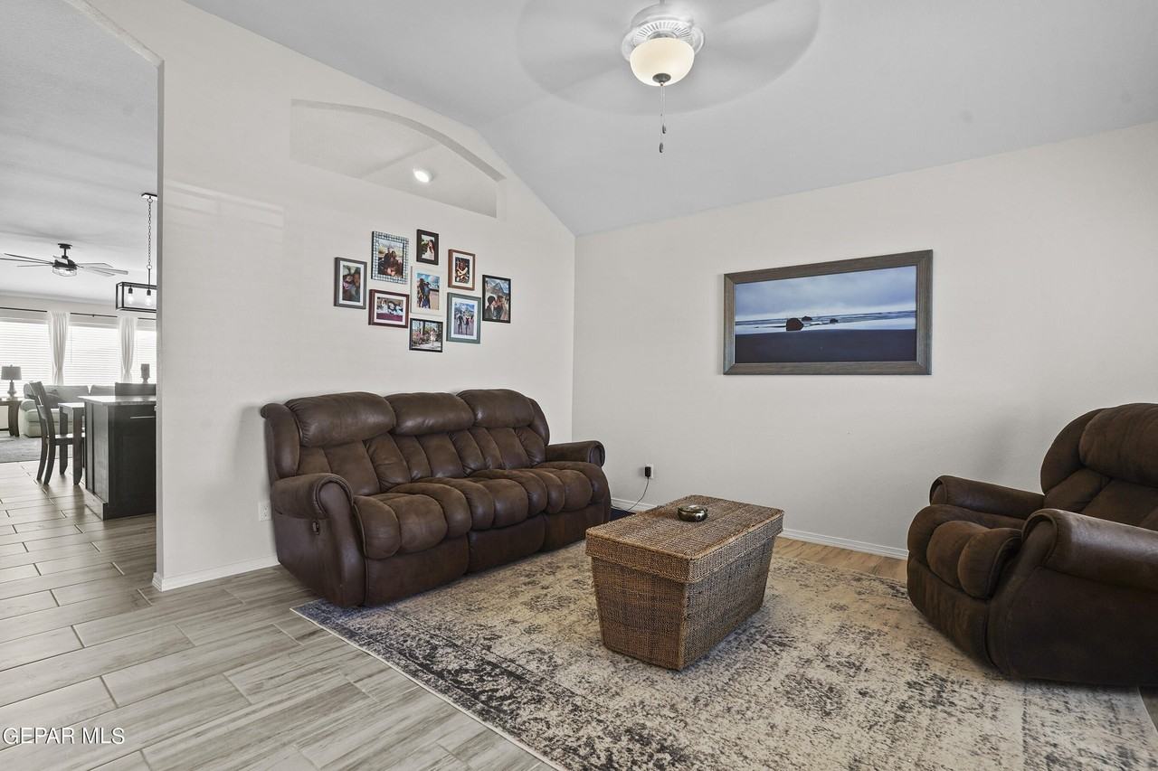 325 Samuel Vista St - Photo 5 of 32