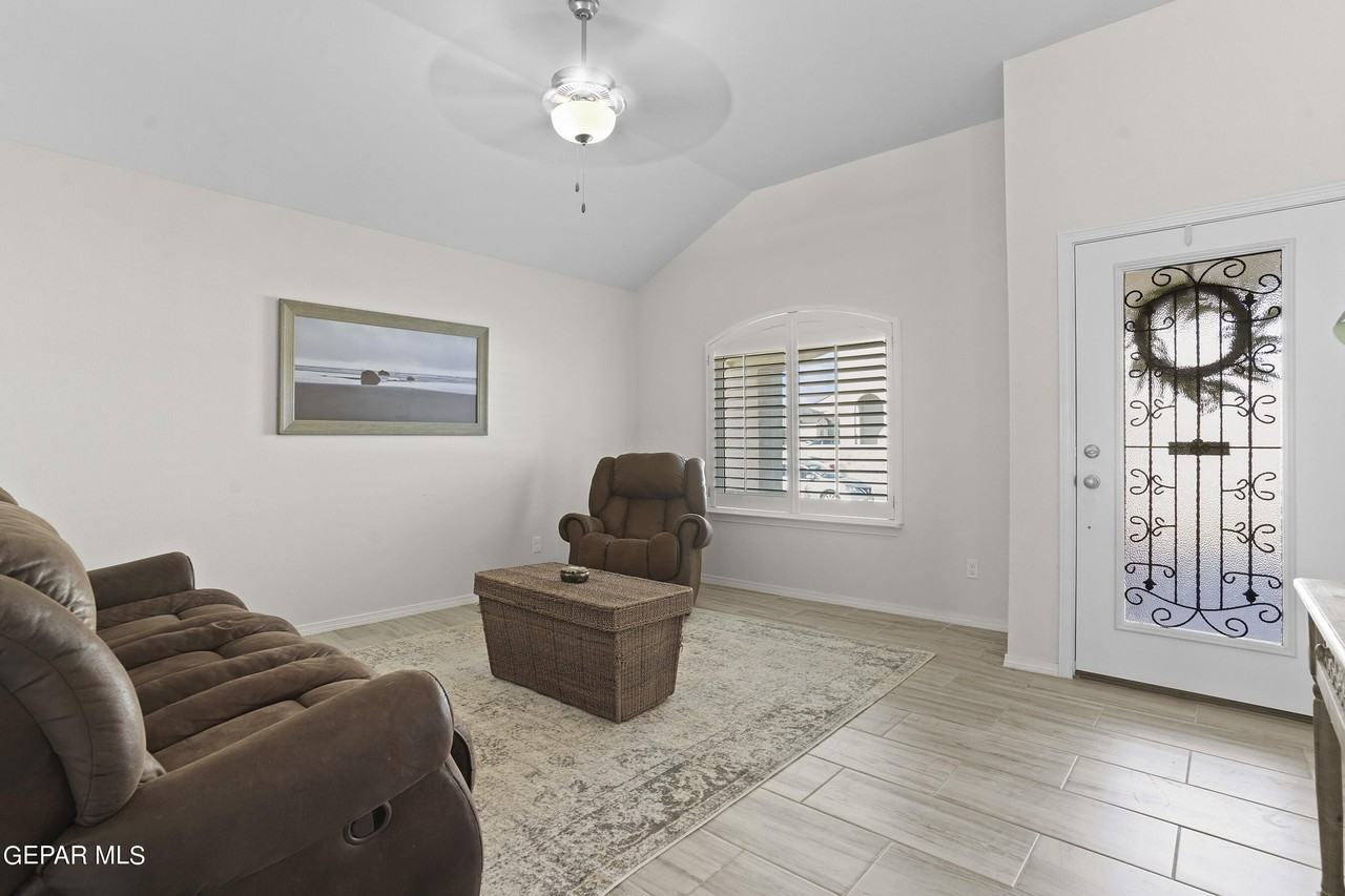 325 Samuel Vista St - Photo 6 of 32
