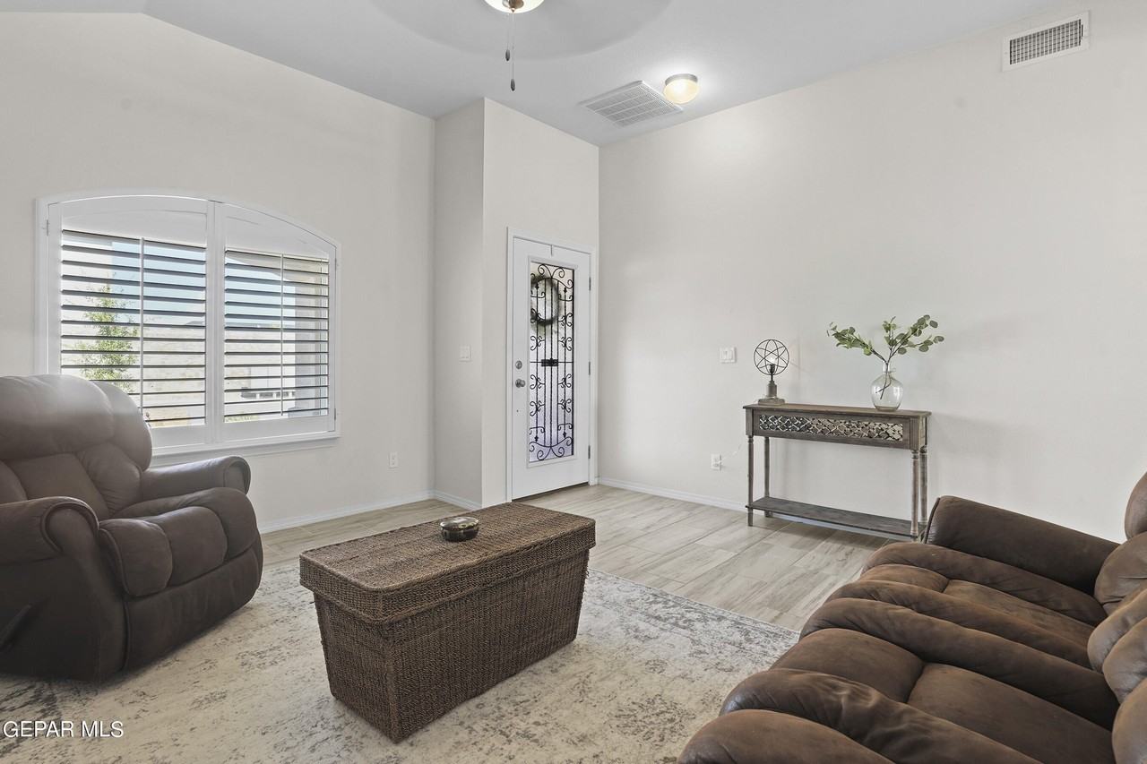 325 Samuel Vista St - Photo 7 of 32