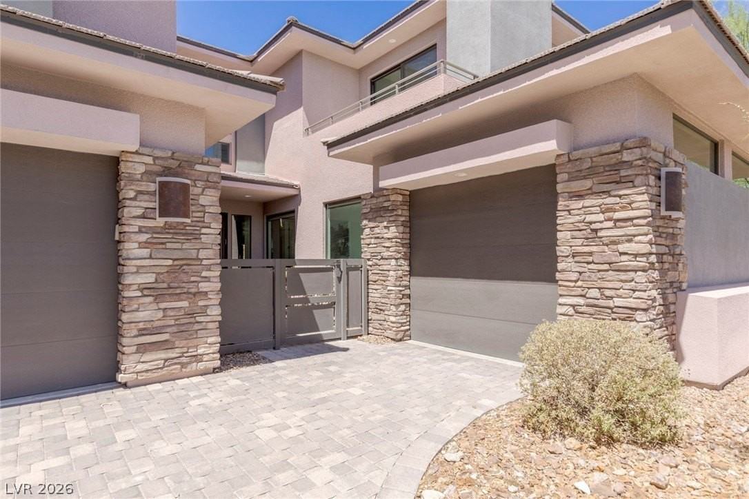 47 Pristine Glen St - Photo 2 of 45