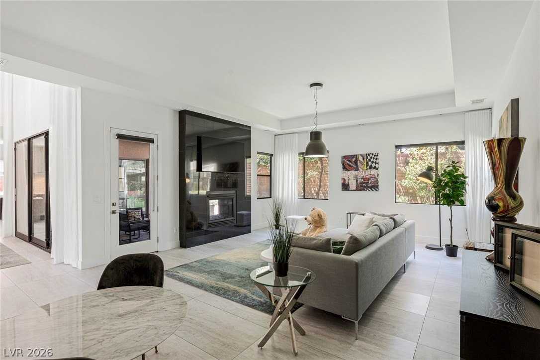 47 Pristine Glen St - Photo 7 of 45