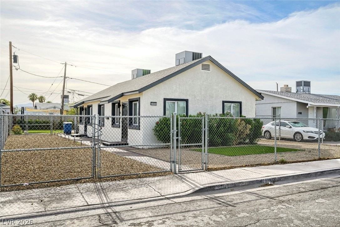 1934 Stanford St #B - Photo 3 of 17