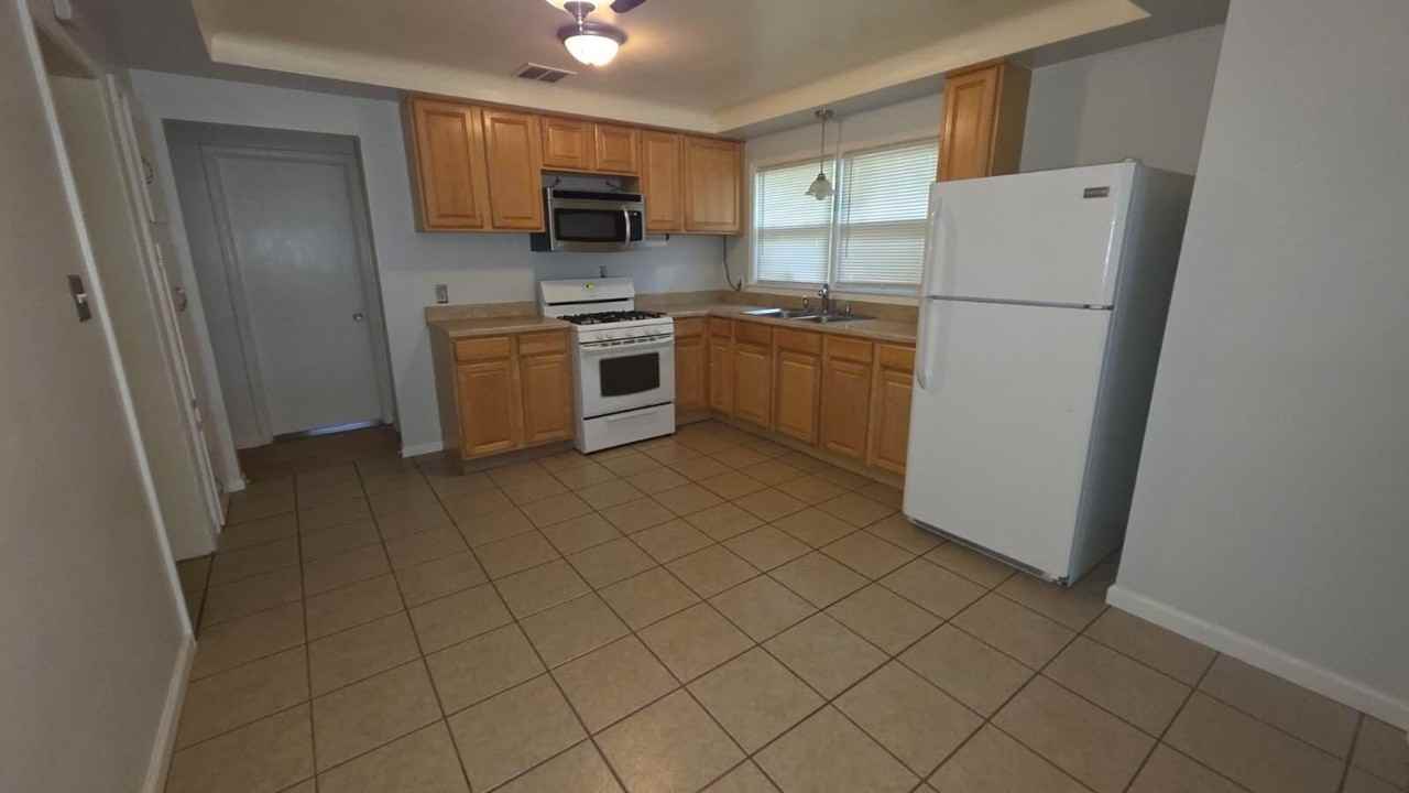 24517 Rosebud Ave - Photo 4 of 13