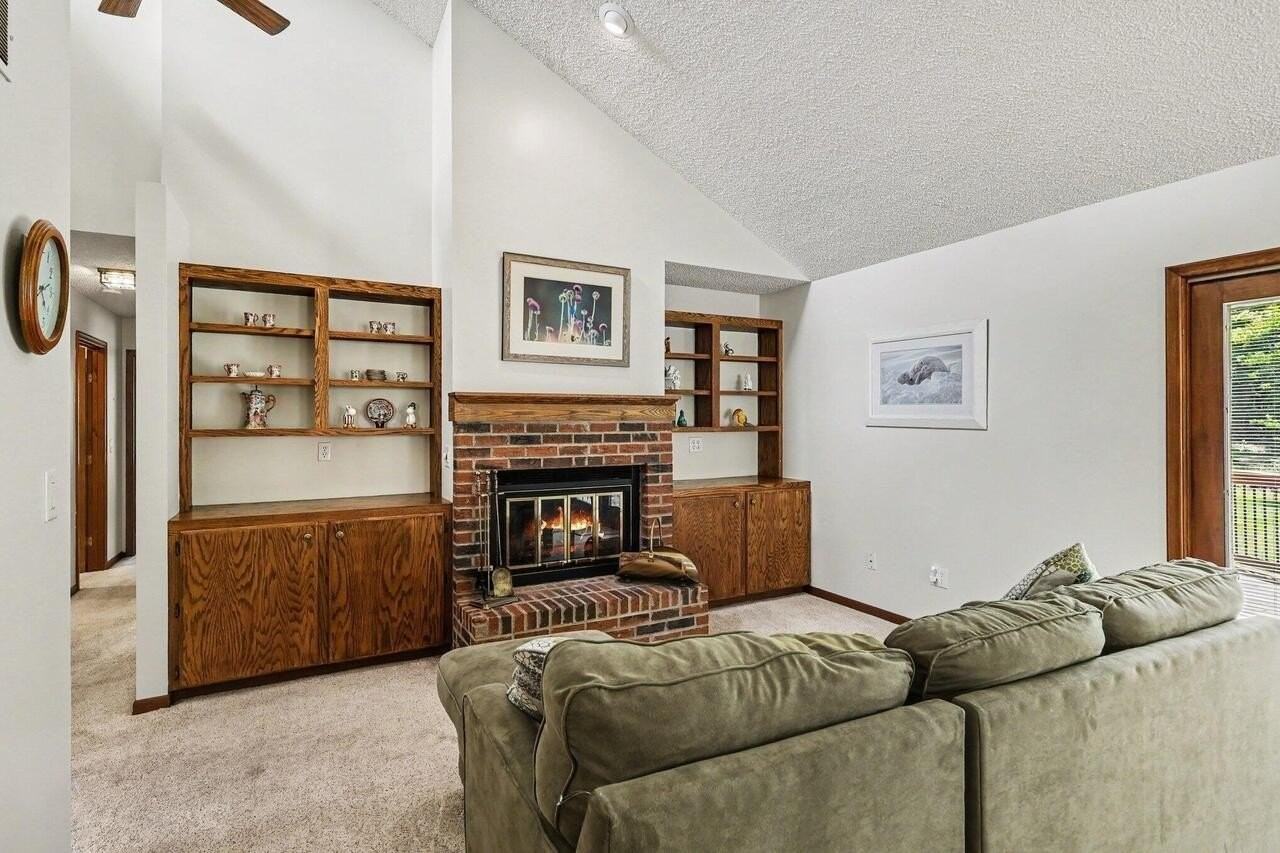 5649 Woodstock Dr - Photo 6 of 24
