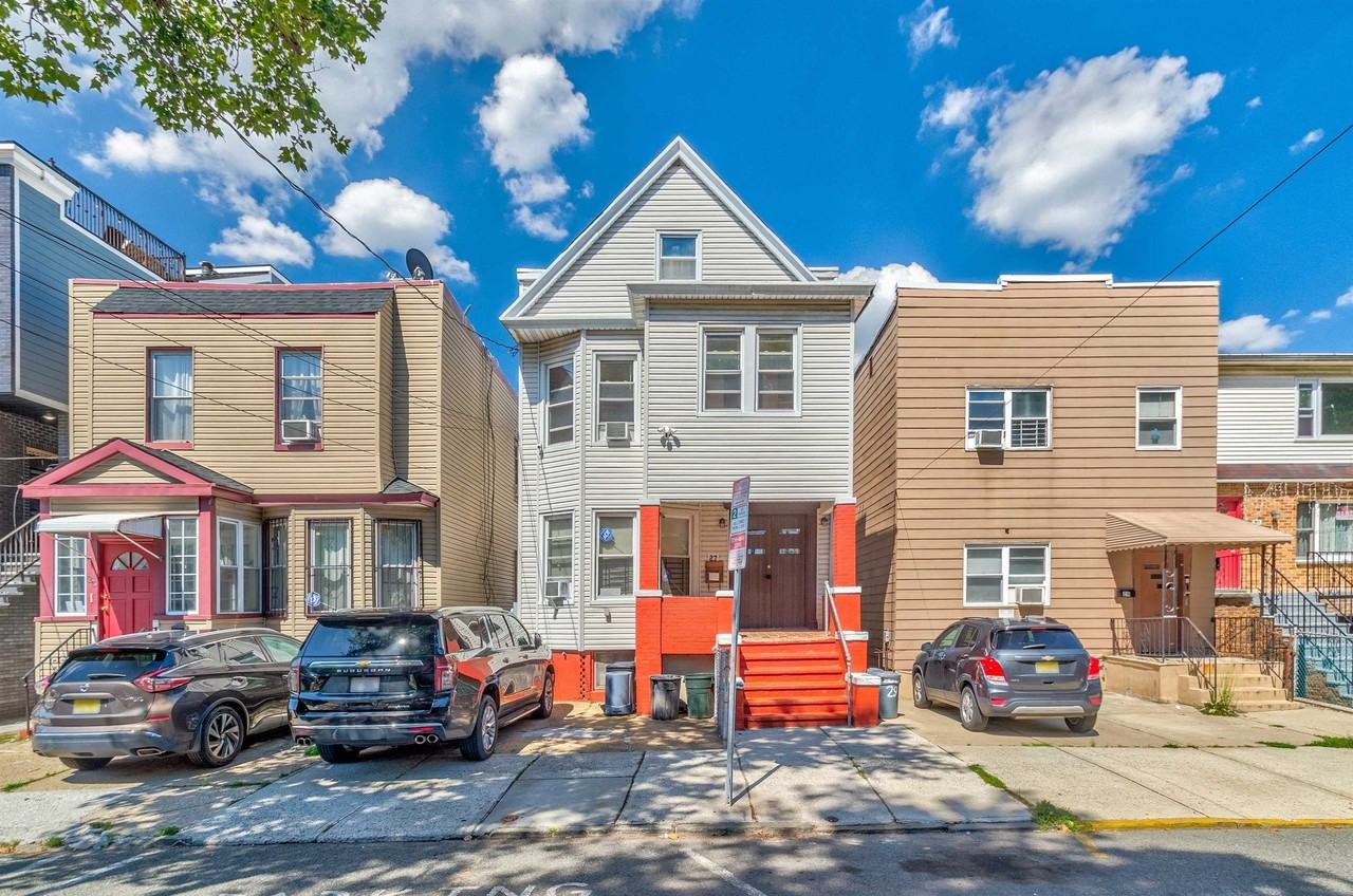 27 Romaine Ave #2 - Photo 3 of 12