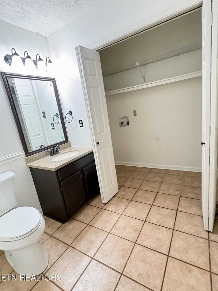 1005 Harbour Shore Dr - Photo 3 of 30