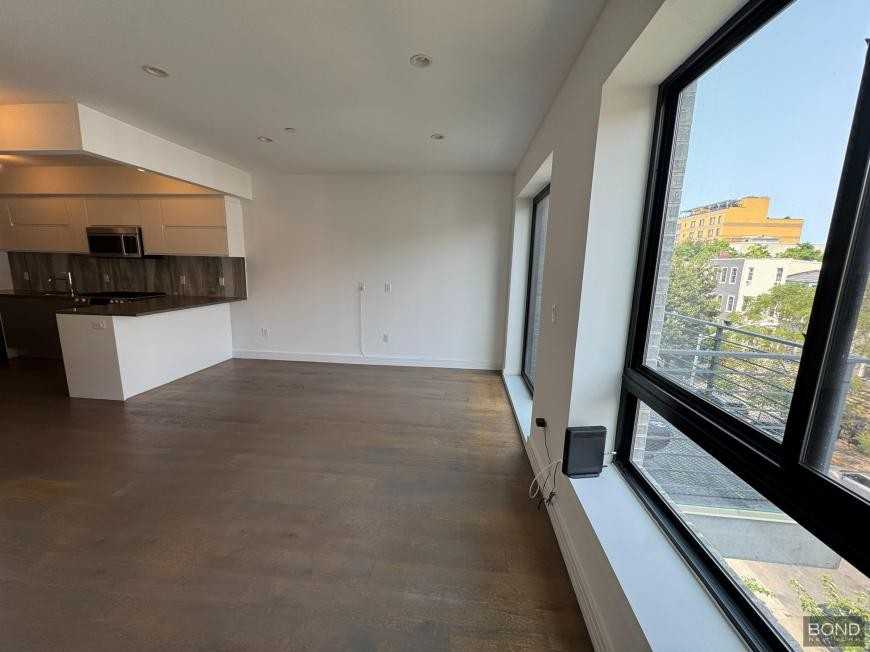 56 Vernon Ave - Photo 3 of 10