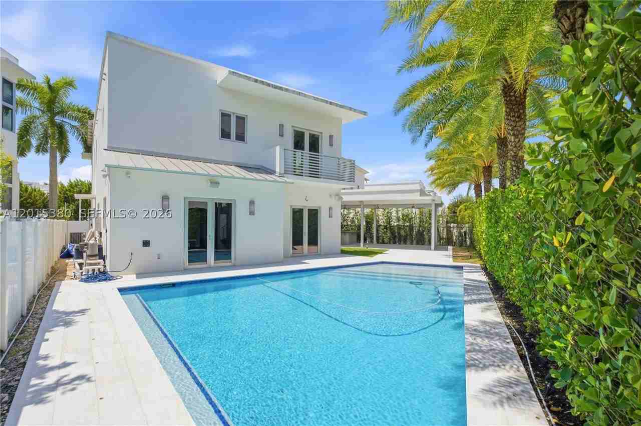 8221 Nw 34th Dr - Photo 4 of 50