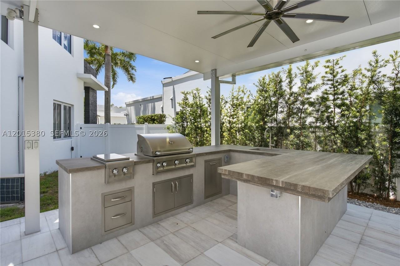8221 Nw 34th Dr - Photo 5 of 50