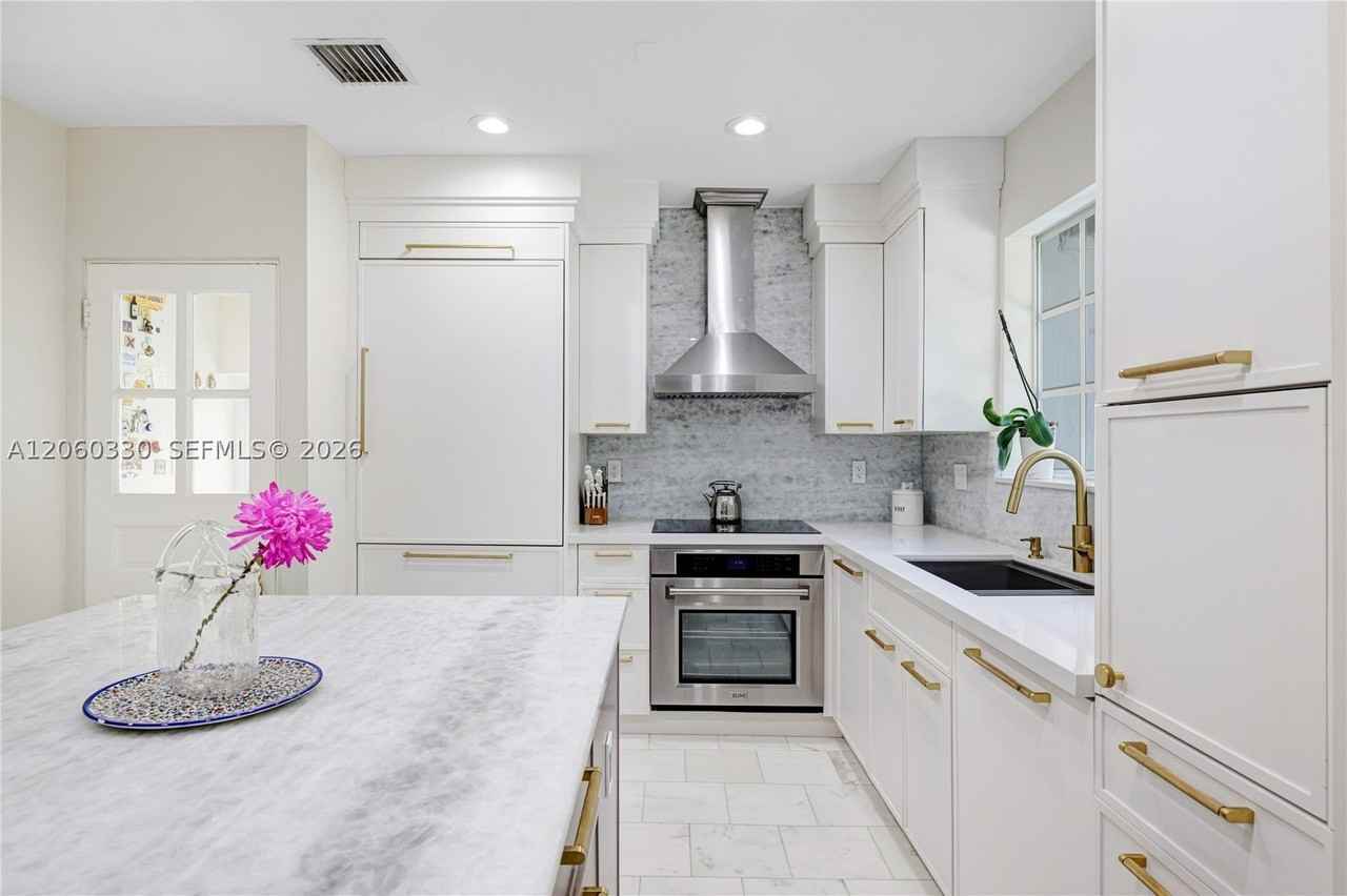 349 Ne 96th St - Photo 6 of 17