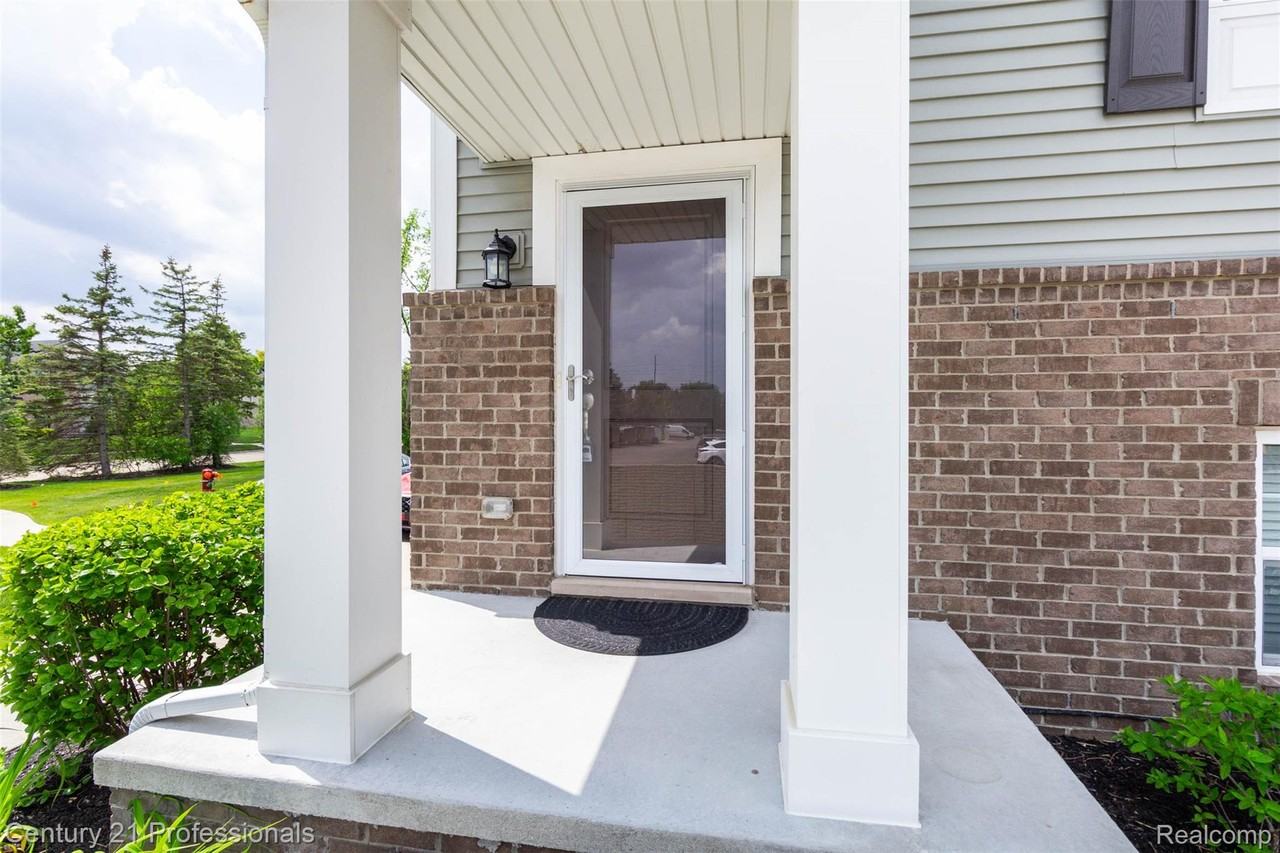 4918 Treeside Ln - Photo 4 of 32