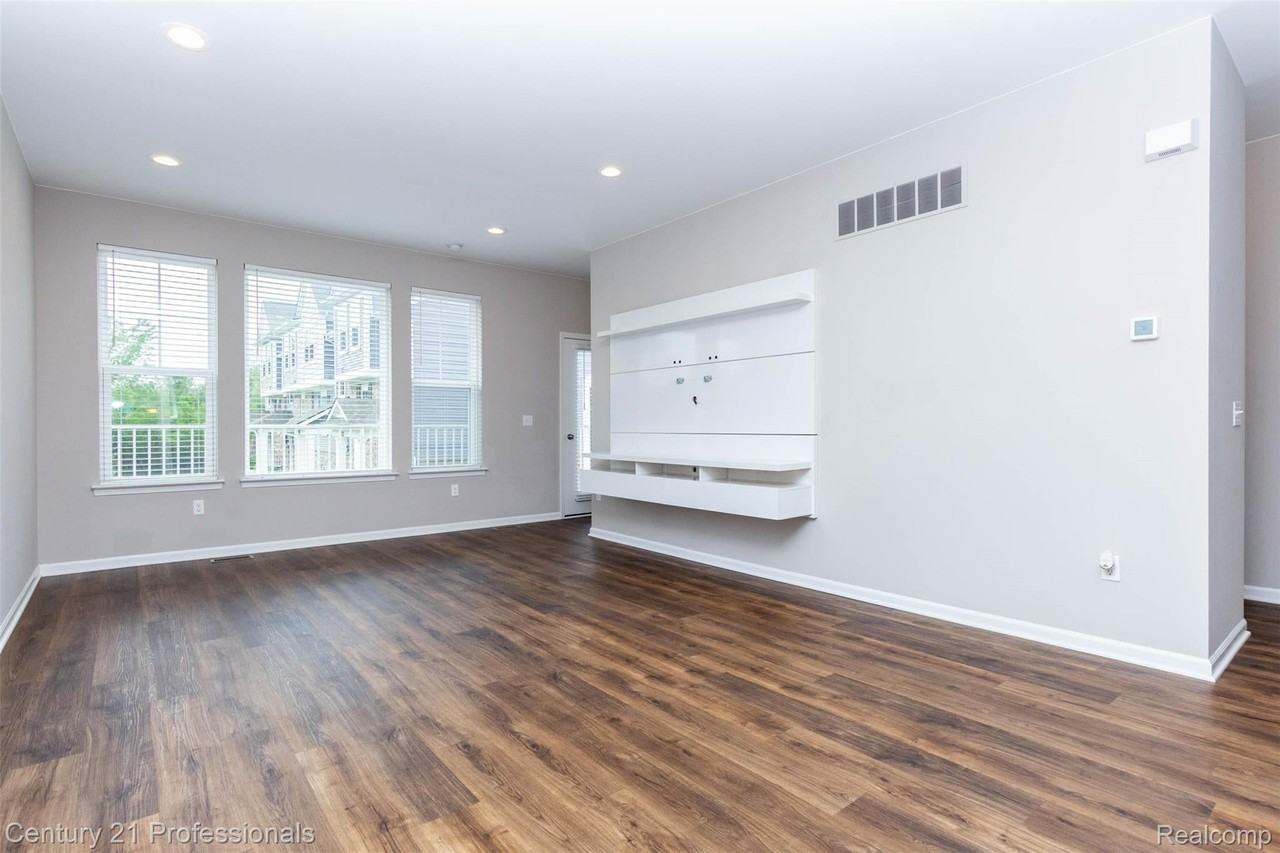 4918 Treeside Ln - Photo 6 of 32
