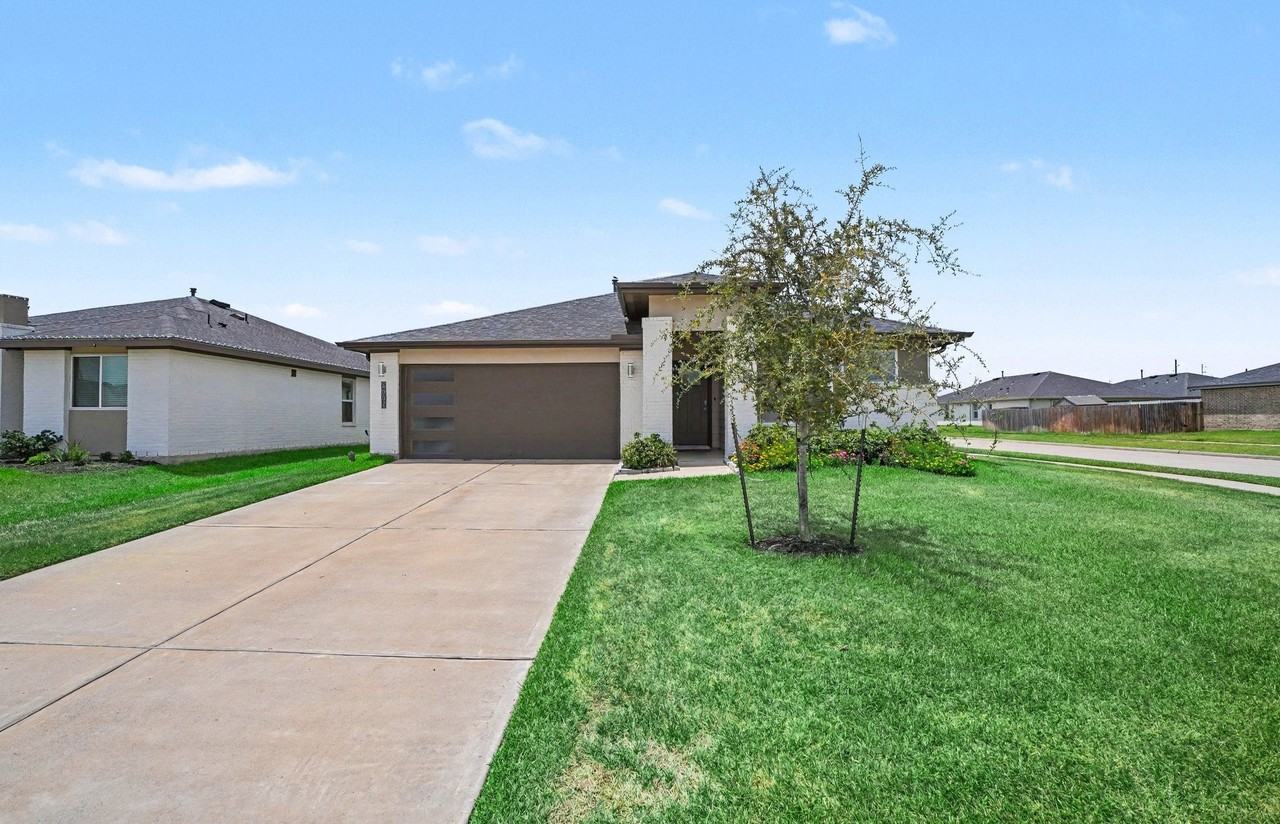 4002 Itzle Island Ct - Photo 2 of 28