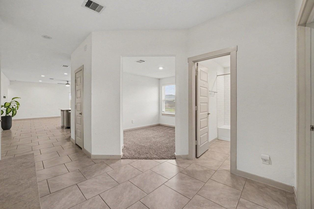4002 Itzle Island Ct - Photo 5 of 28