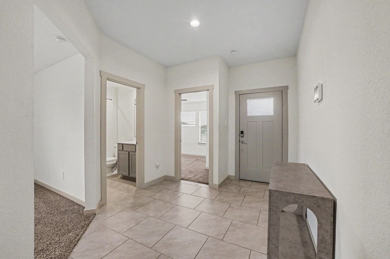 4002 Itzle Island Ct - Photo 6 of 28