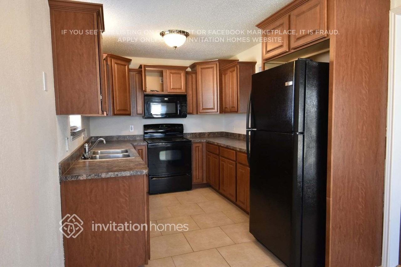 709 W Lynn Creek Dr - Photo 3 of 6