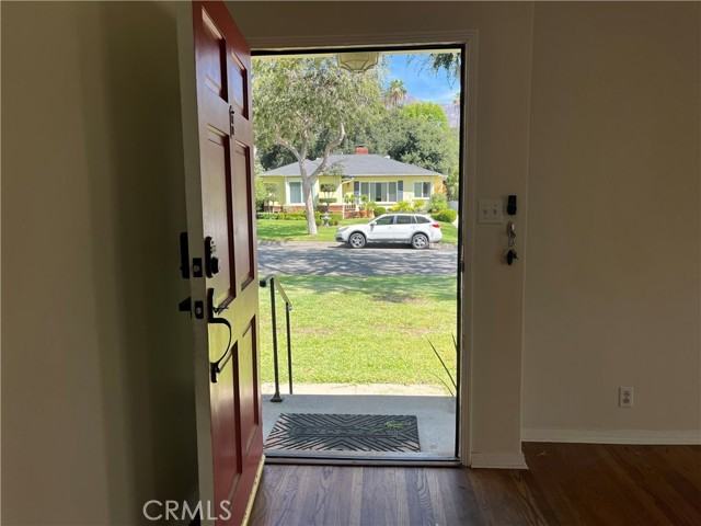 2440 Queensberry Rd - Photo 5 of 41