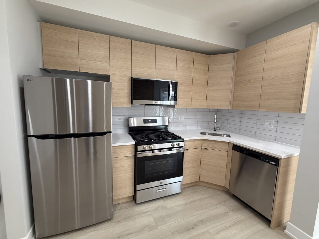 5123 S University Ave #2B - Photo 2 of 8