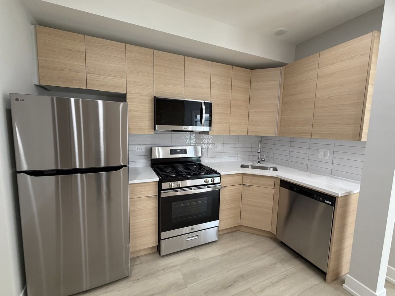5123 S University Ave #2B - Photo 3 of 8