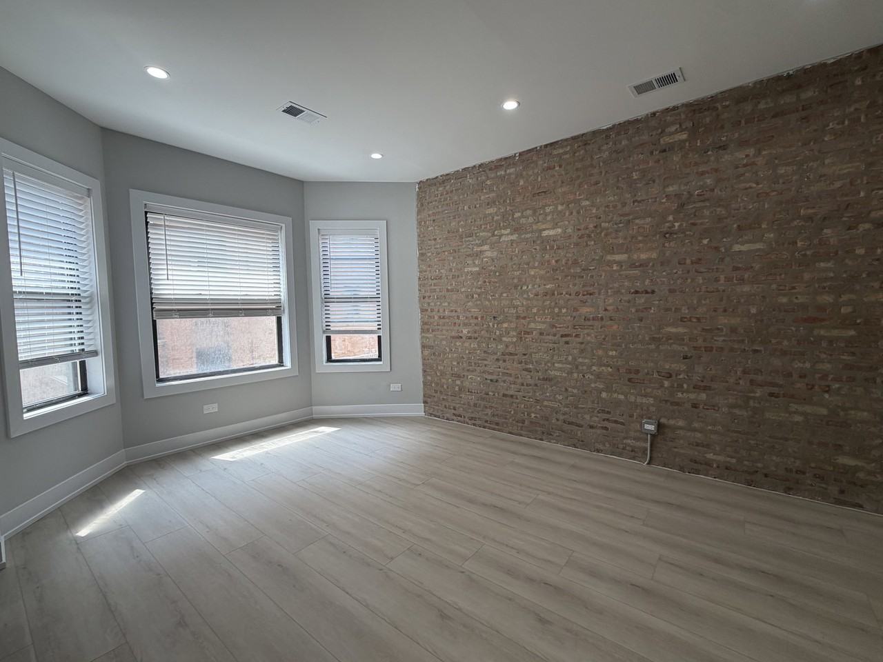 5123 S University Ave #2B - Photo 4 of 8