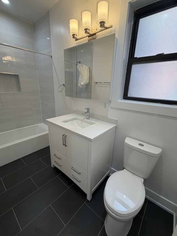 5123 S University Ave #2B - Photo 7 of 8