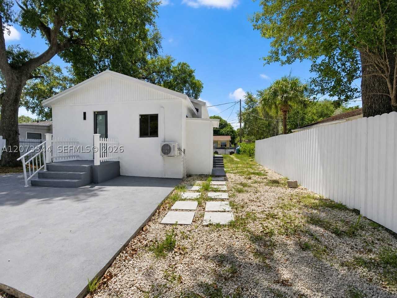5511 Nw 4th Ave #B - Photo 3 of 12