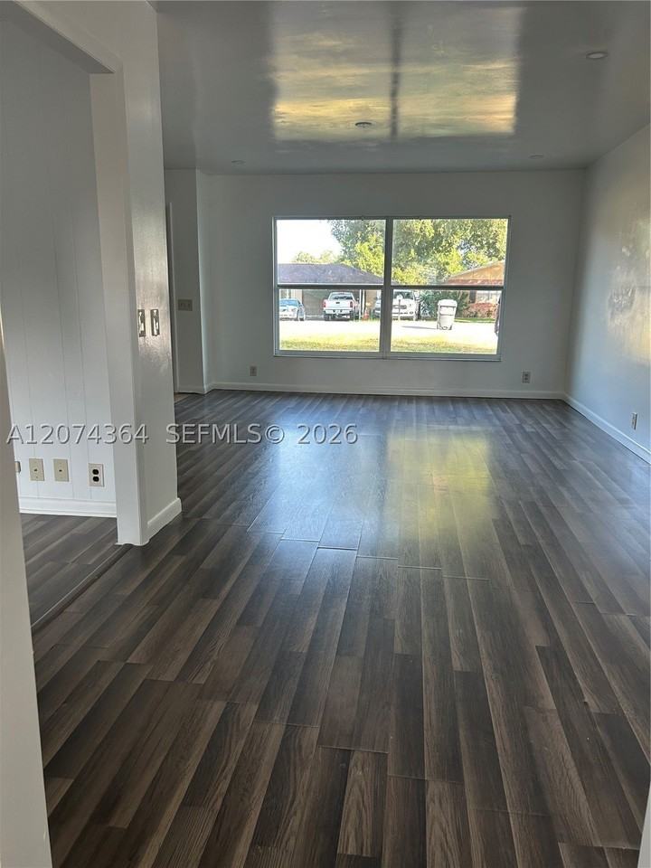 110 Broward Dr #1 - Photo 2 of 4