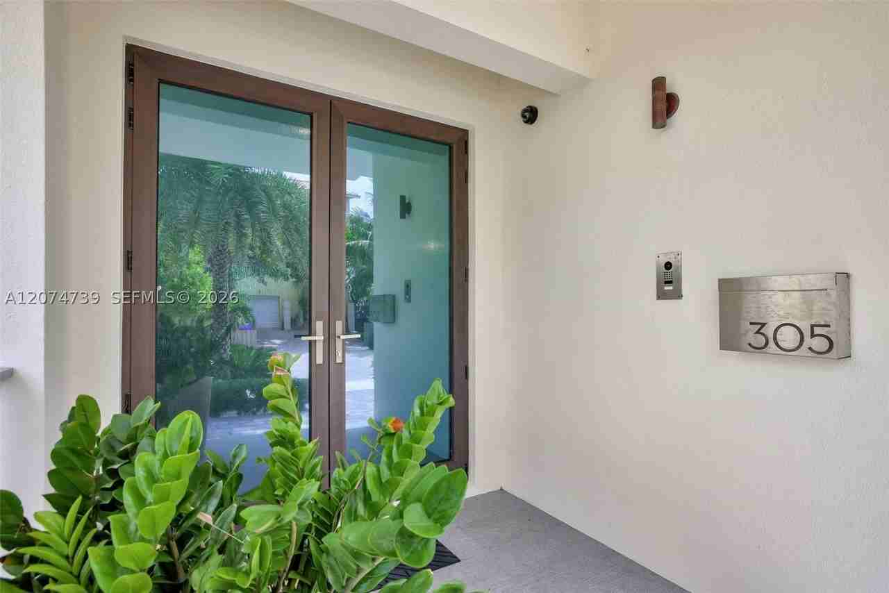 305 Oak St - Photo 4 of 23
