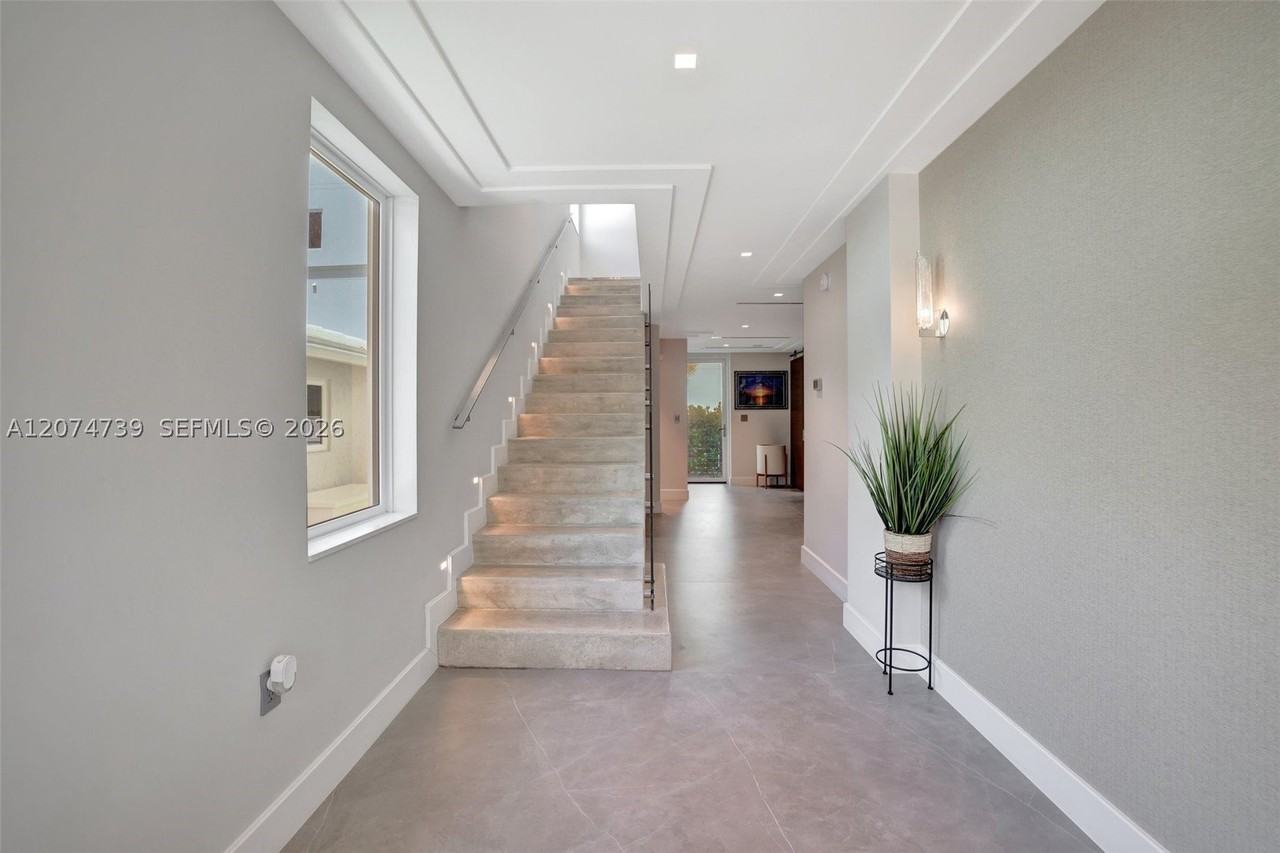 305 Oak St - Photo 5 of 23