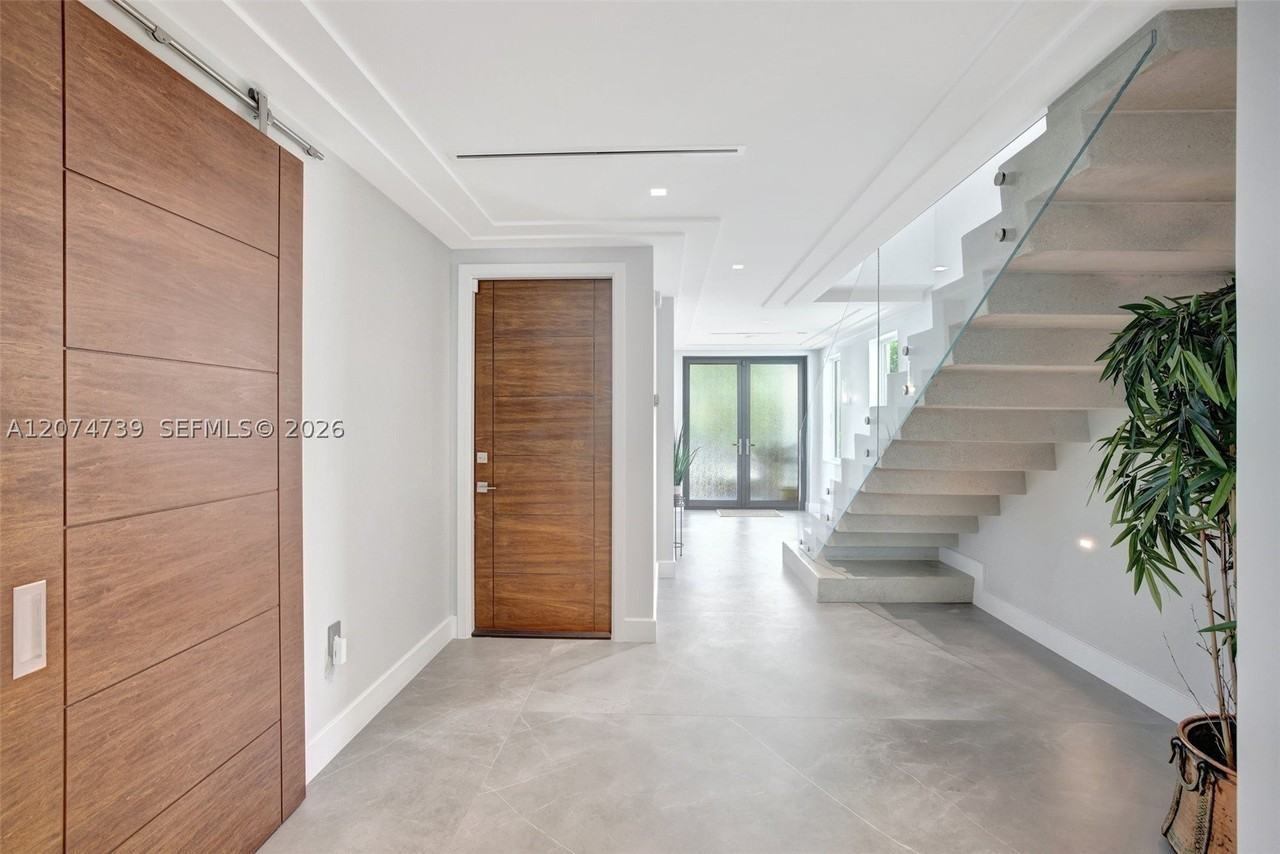 305 Oak St - Photo 6 of 23