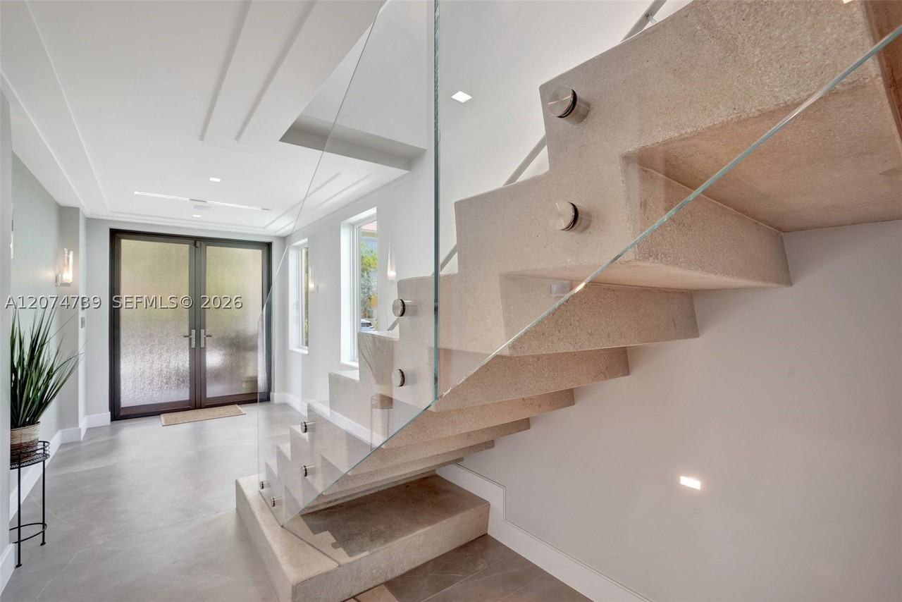 305 Oak St - Photo 7 of 23