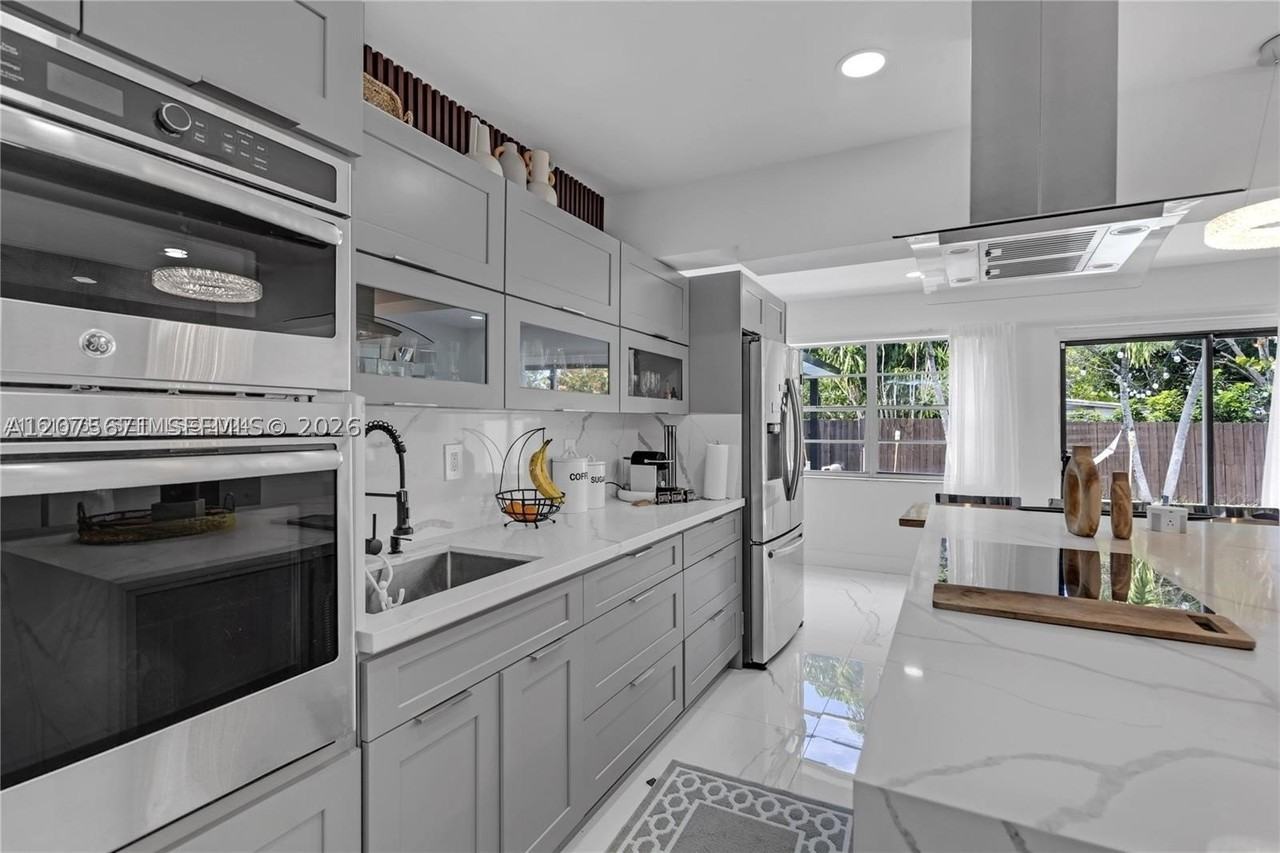 7031 Sw 12th St - Photo 3 of 20