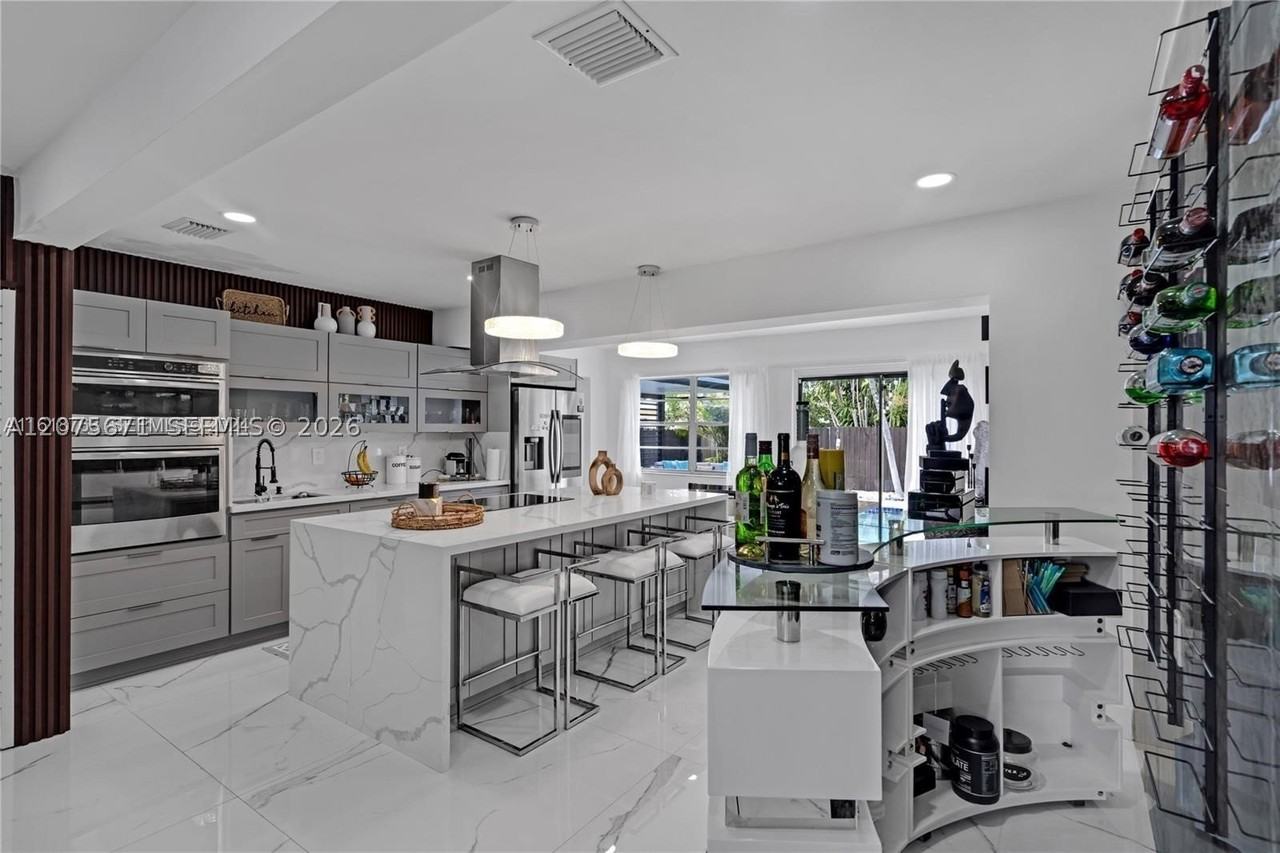 7031 Sw 12th St - Photo 4 of 20