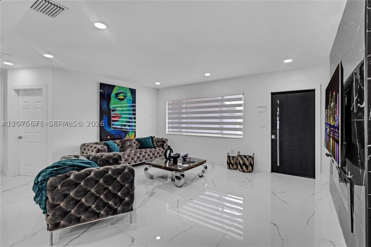 7031 Sw 12th St - Photo 6 of 20
