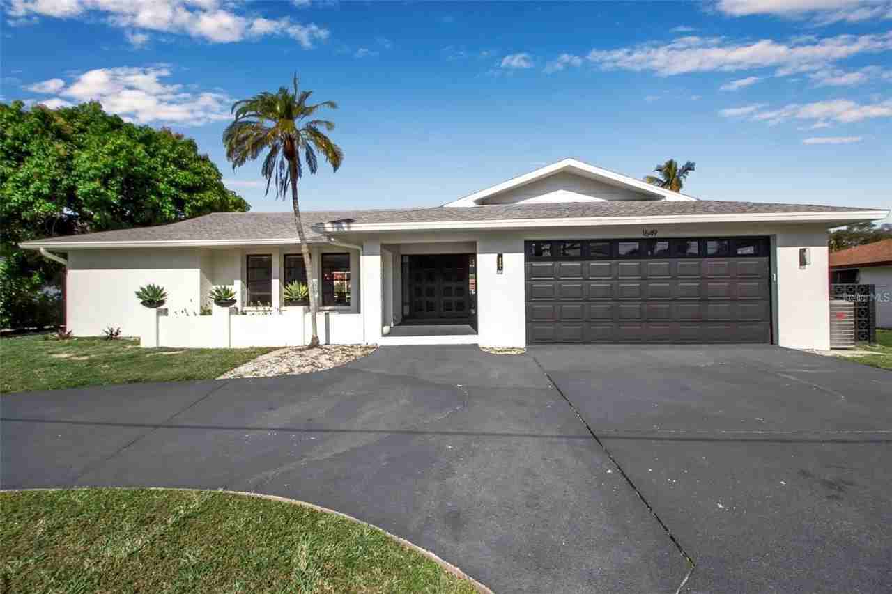 1649 Stanford Ln - Photo 3 of 17