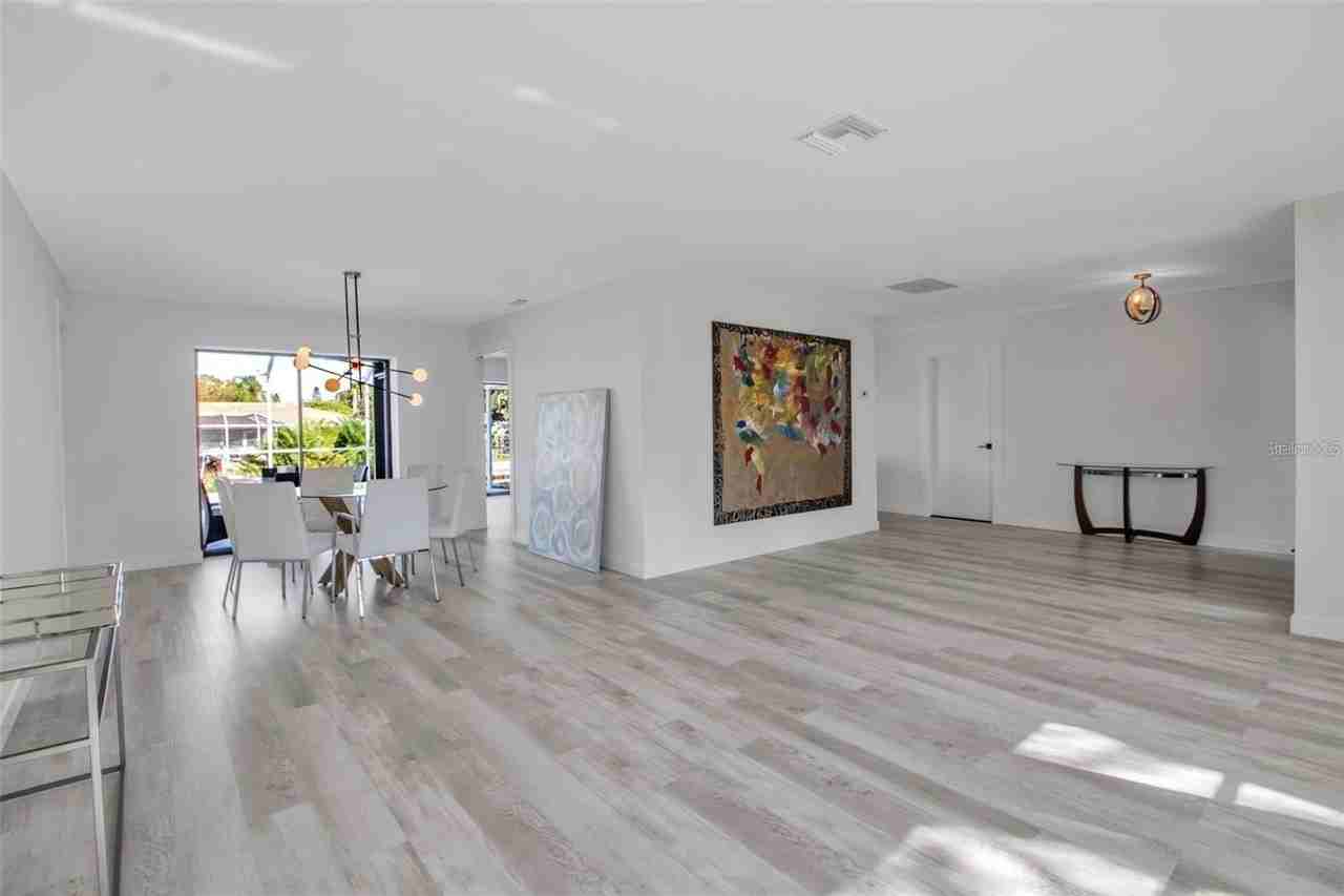 1649 Stanford Ln - Photo 4 of 17